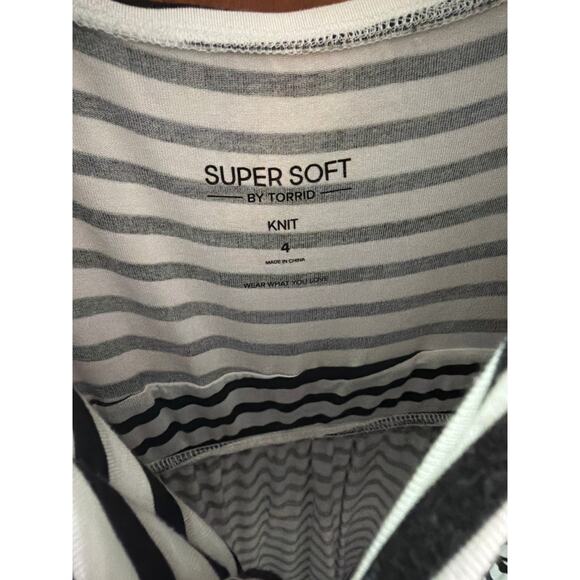 Torrid Women's Plus Size Black & White Stripe Tie Front Skater Dress Size 4 4X - Picture 4 of 6